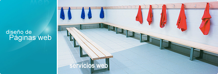 Imagen de cabecera del apartado Servicios web de CírculoWeb - Diseño y desarrollo web. Fotografía del interior de un vestuario deportivo con bancos corridos y chándals, de colores azul y rojo, colgados en las perchas de la pared. La foto incluye los textos: diseño de Páginas web y Servicios web